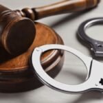 advogado criminalista analisando documentos e inquerito policial para defesa tecnica