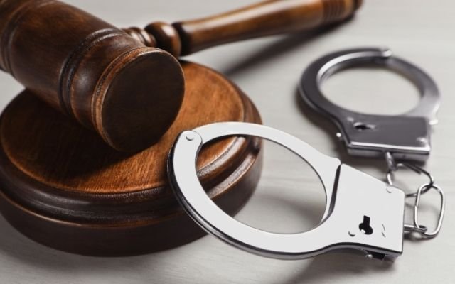 advogado criminalista analisando documentos e inquerito policial para defesa tecnica